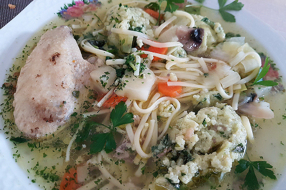 Hühnersuppe mit Klößchen und Nudeln Hühnersuppe mit Klößchen und Nudeln