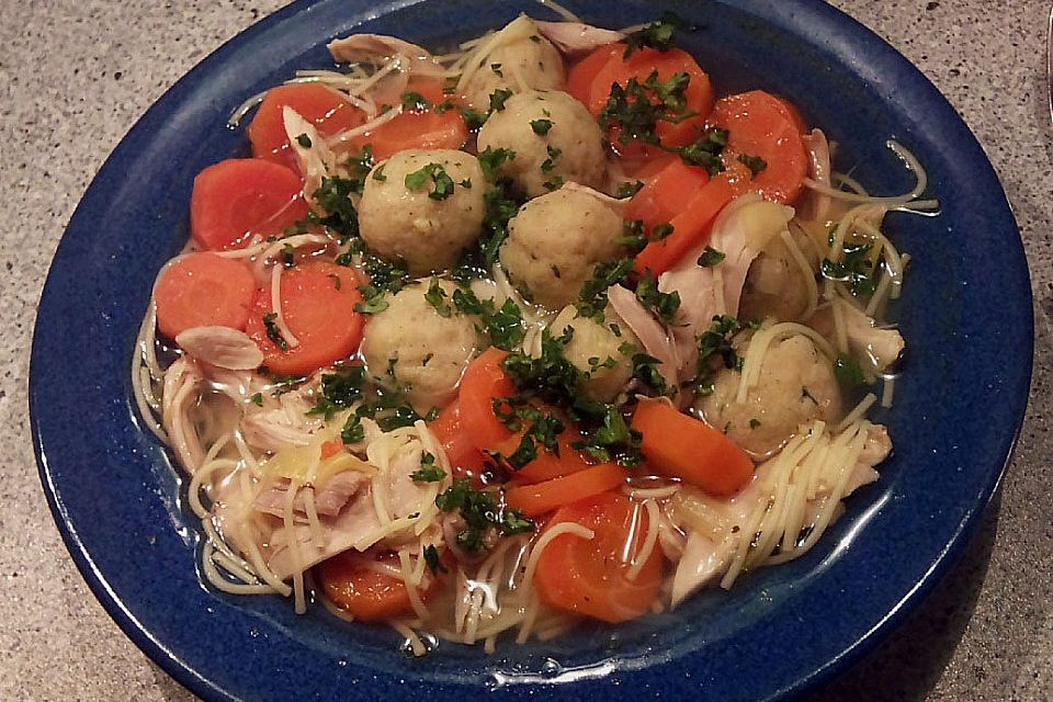 Hühnersuppe mit Klößchen und Nudeln Hühnersuppe mit Klößchen und Nudeln