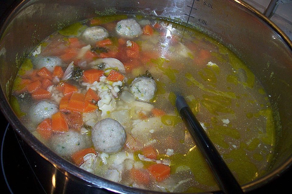 Hühnersuppe mit Klößchen und Nudeln Hühnersuppe mit Klößchen und Nudeln