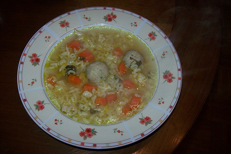 Hühnersuppe mit Klößchen und Nudeln Hühnersuppe mit Klößchen und Nudeln