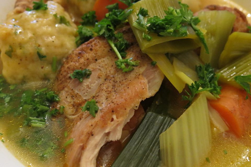 Hühnersuppe mit Klößchen und Nudeln Hühnersuppe mit Klößchen und Nudeln