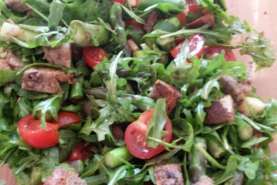 Spargelsalat mit Tomaten, Rucola und Pecorinoschiffchen