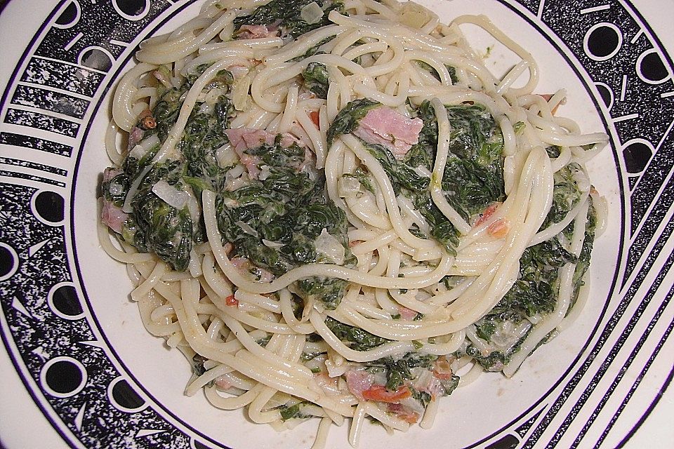 Leichte Spinatspaghetti mit Tomaten und Lachsschinken