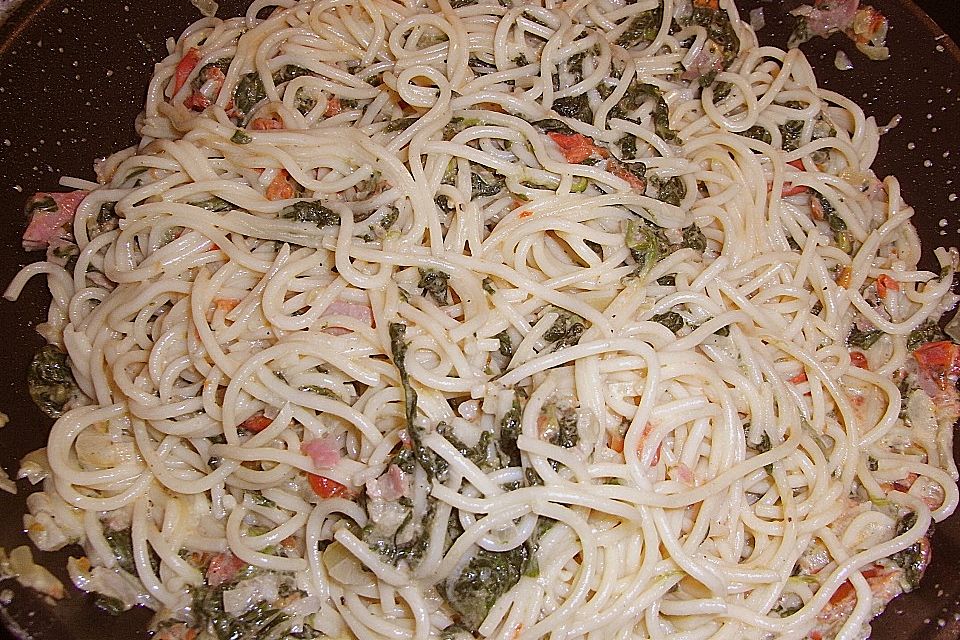 Leichte Spinatspaghetti mit Tomaten und Lachsschinken