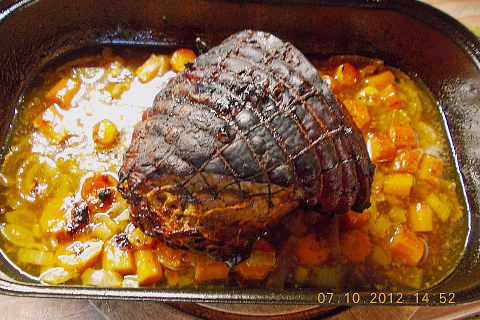 Spanferkel - Rollbraten mit Biersoße und Klößen