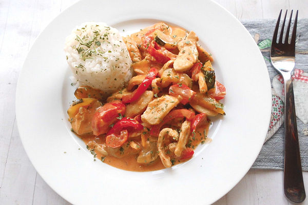 Paprika - Hähnchen - Geschnetzeltes mit Zucchini und Weißwein von ...