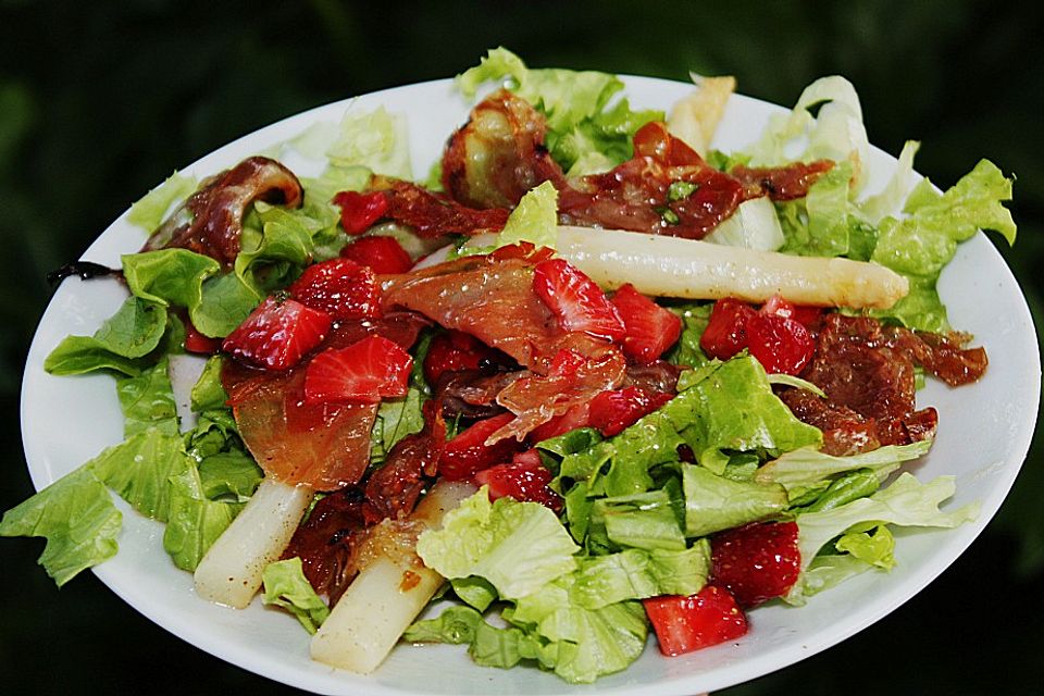 Salat mit Spargel und Erdbeeren