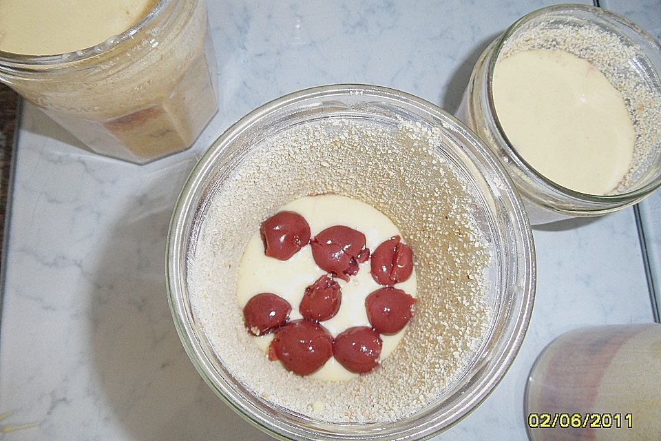 Rührteig mit Kirschen im Glas