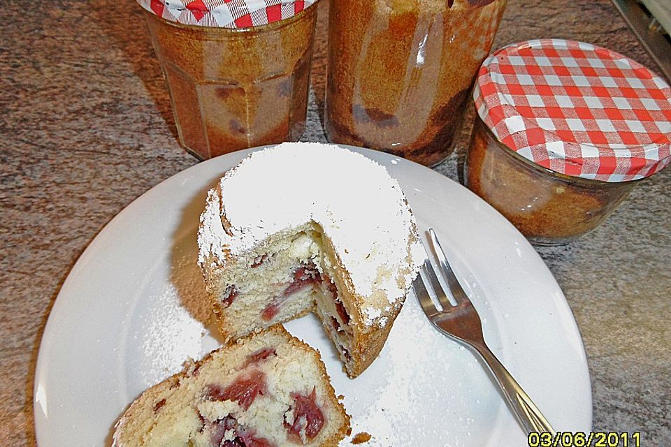 Rührteig mit Kirschen im Glas