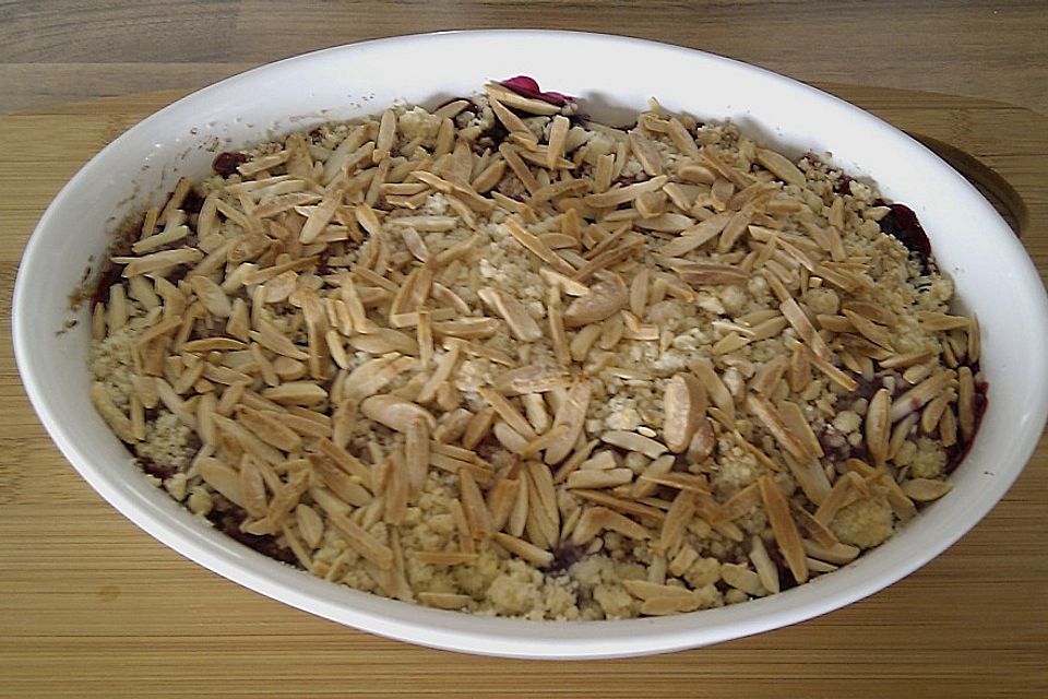 Warmes Crumble mit Früchten und Eis