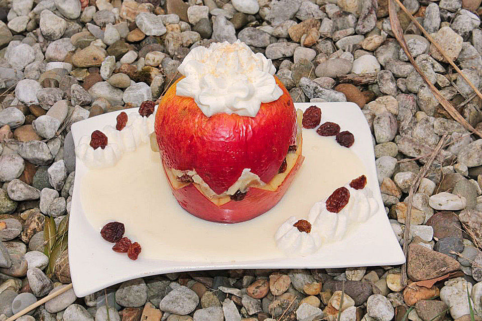 Festliche Bratäpfel mit Marzipan und Rumrosinen an Vanillesoße