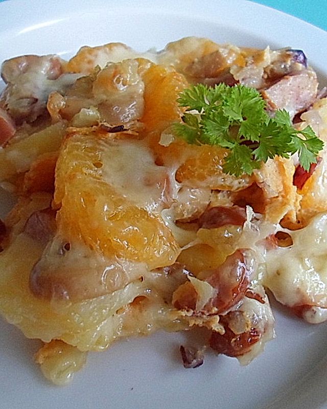 Kartoffel - Eier - Auflauf mit Frankfurter Würstchen, mit  Käse überbacken