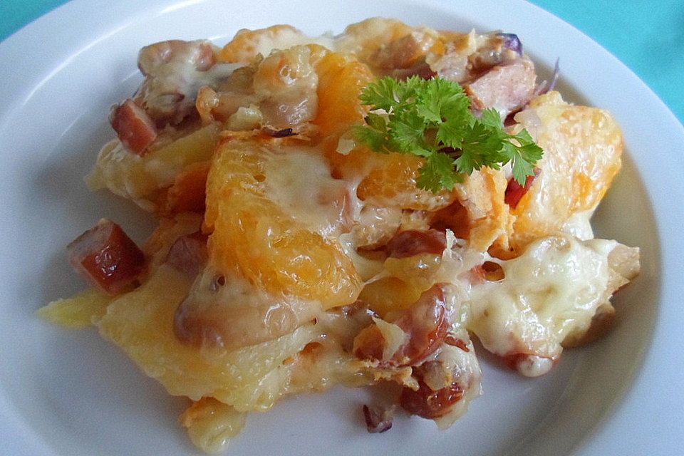 Kartoffel - Eier - Auflauf mit Frankfurter Würstchen, mit  Käse überbacken