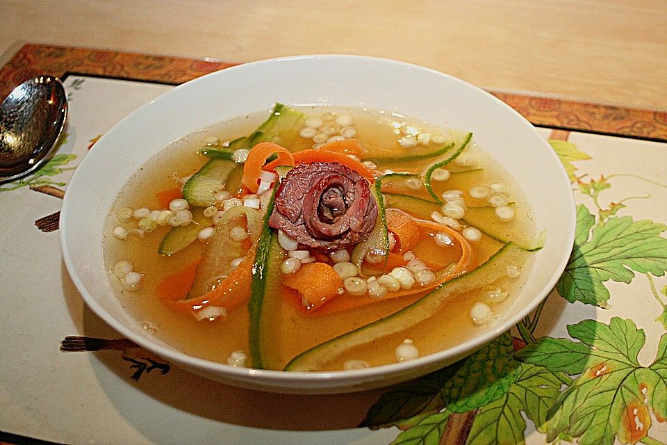 Rindfleischsuppe mit Gemüse