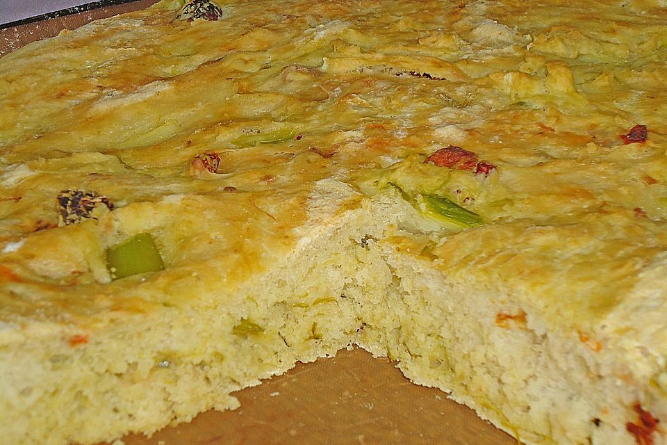 Focaccia mit getrockneten Tomaten und grünem Spargel