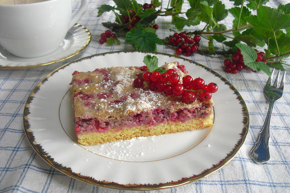 Johannisbeerkuchen mit Nussbaiser