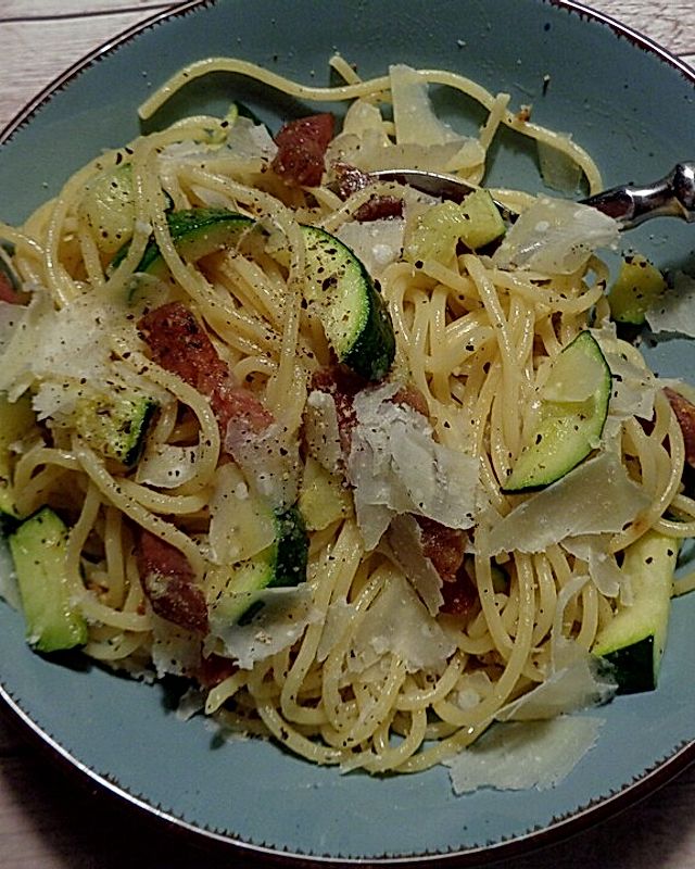 Spaghetti mit Olivenöl, Knoblauch, Salami und Zucchini
