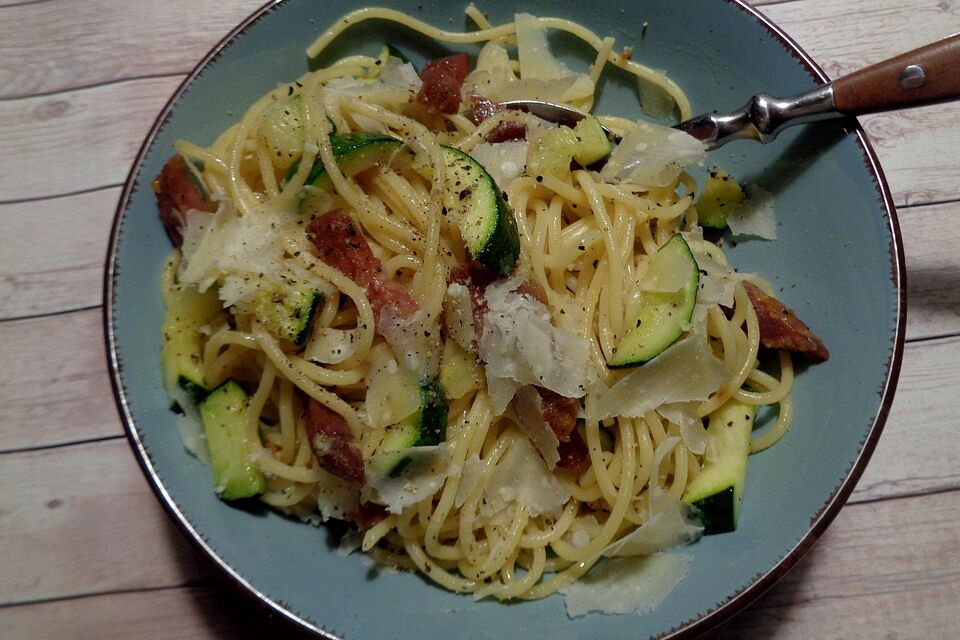 Spaghetti mit Olivenöl, Knoblauch, Salami und Zucchini