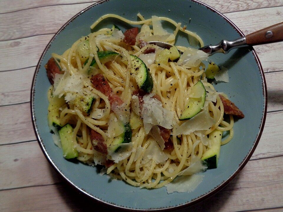 Spaghetti mit Olivenöl, Knoblauch, Salami und Zucchini von mellorosch ...