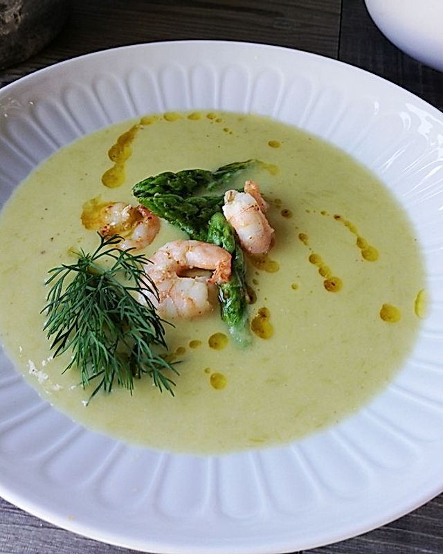 Spargelcremesuppe mit Brotcroutons