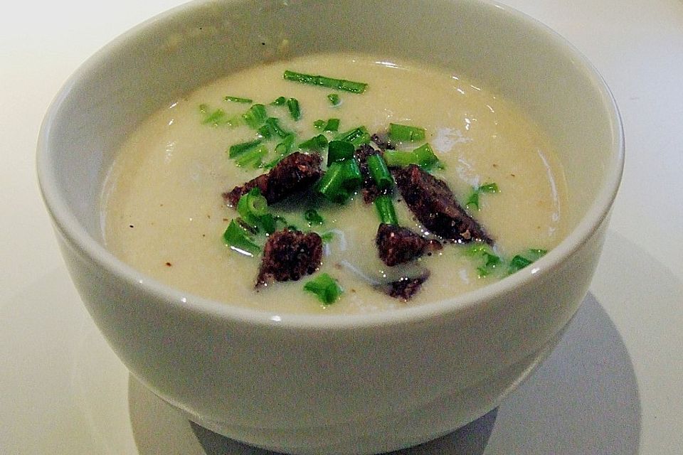 Spargelcremesuppe mit Brotcroutons Spargelcremesuppe mit Brotcroutons