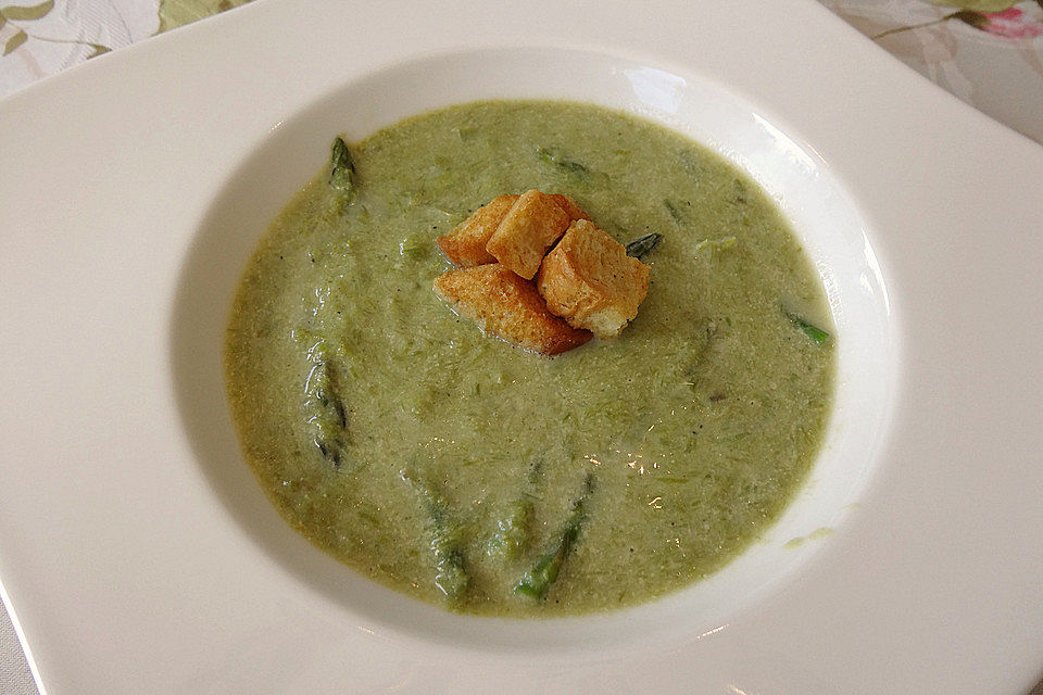 Spargelcremesuppe mit Brotcroutons Spargelcremesuppe mit Brotcroutons