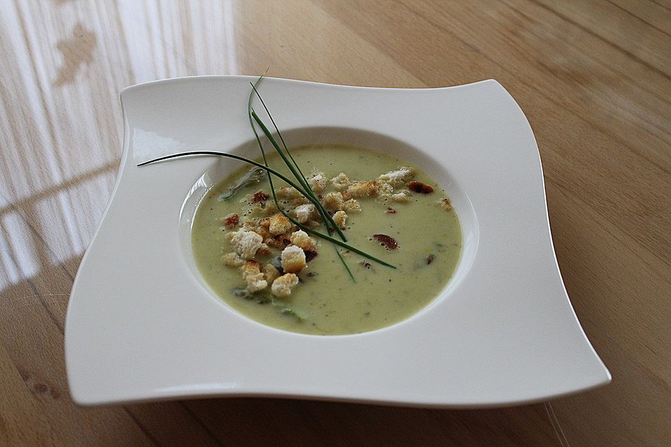 Spargelcremesuppe mit Brotcroutons Spargelcremesuppe mit Brotcroutons