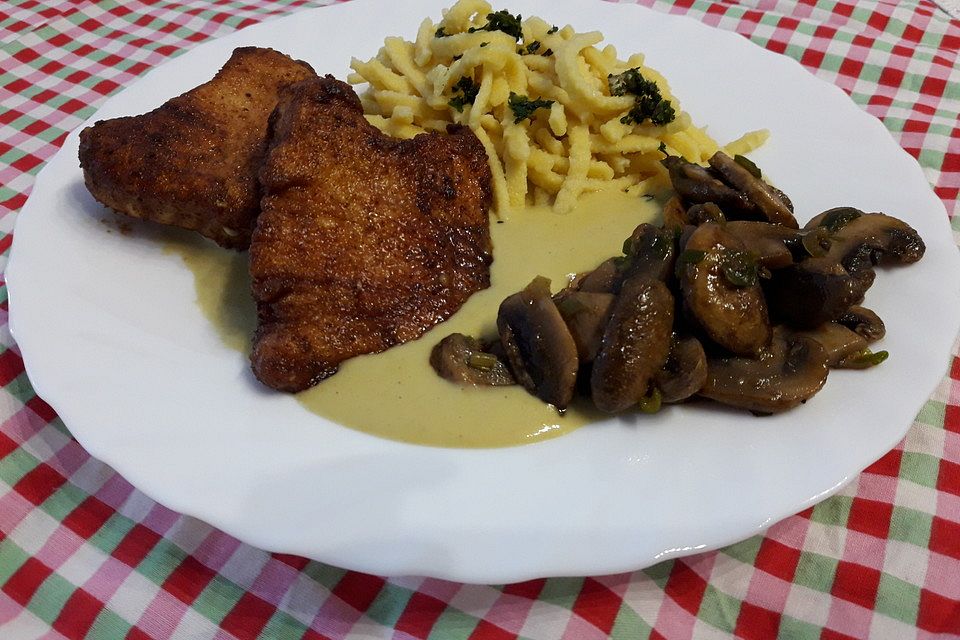 Schnitzel mit Zwiebeln und Champignons