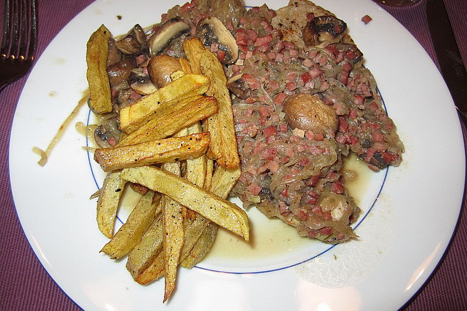 Schnitzel mit Zwiebeln und Champignons