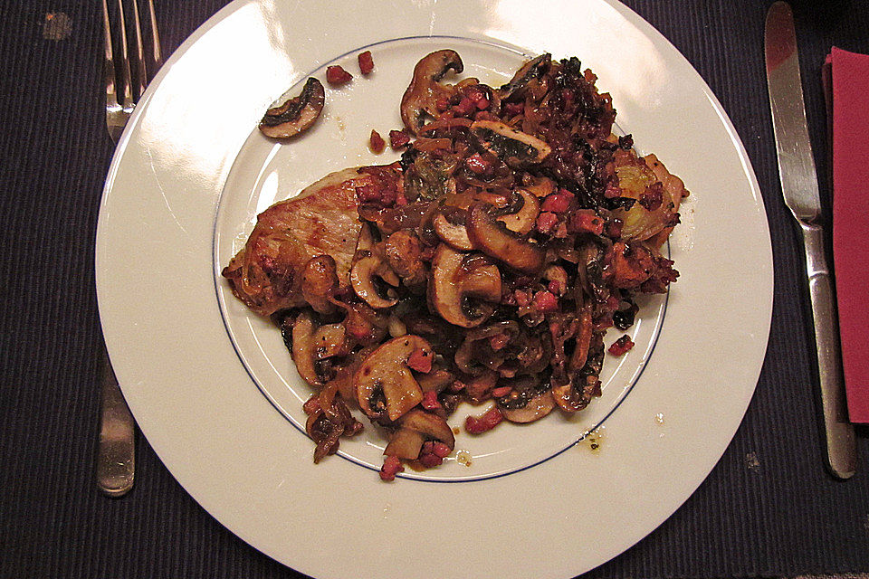 Schnitzel mit Zwiebeln und Champignons