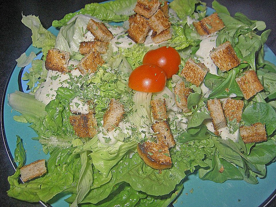 Salat mit Käsesauce und Croutons von koriandertopf| Chefkoch