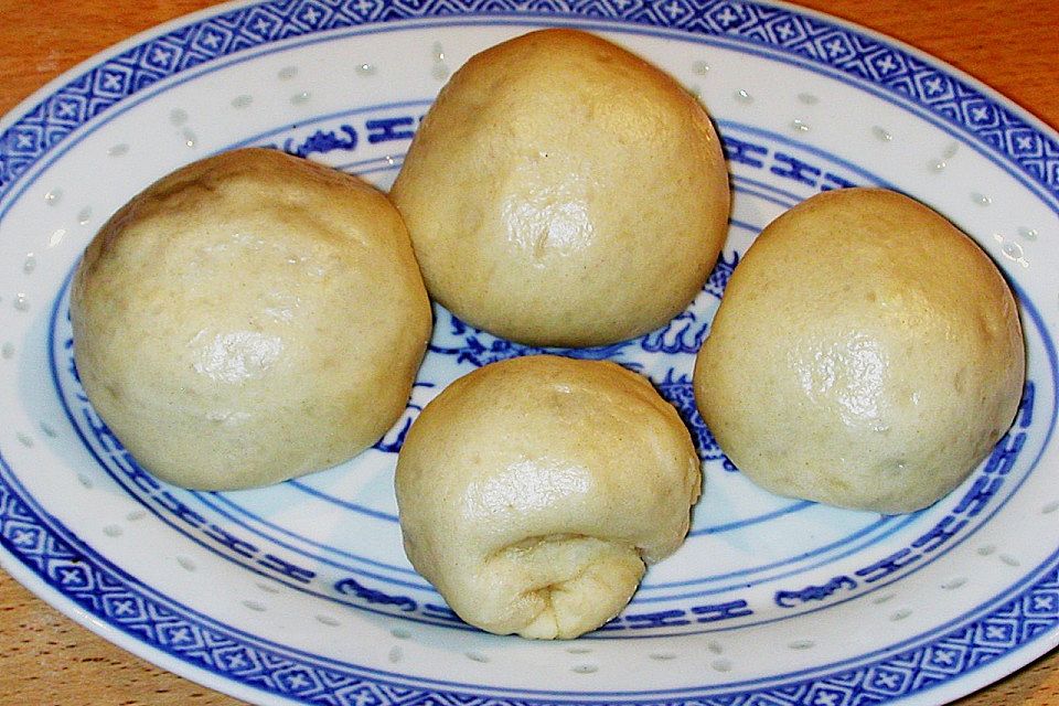 Gedämpfte Brötchen gefüllt mit roter Bohnenpaste