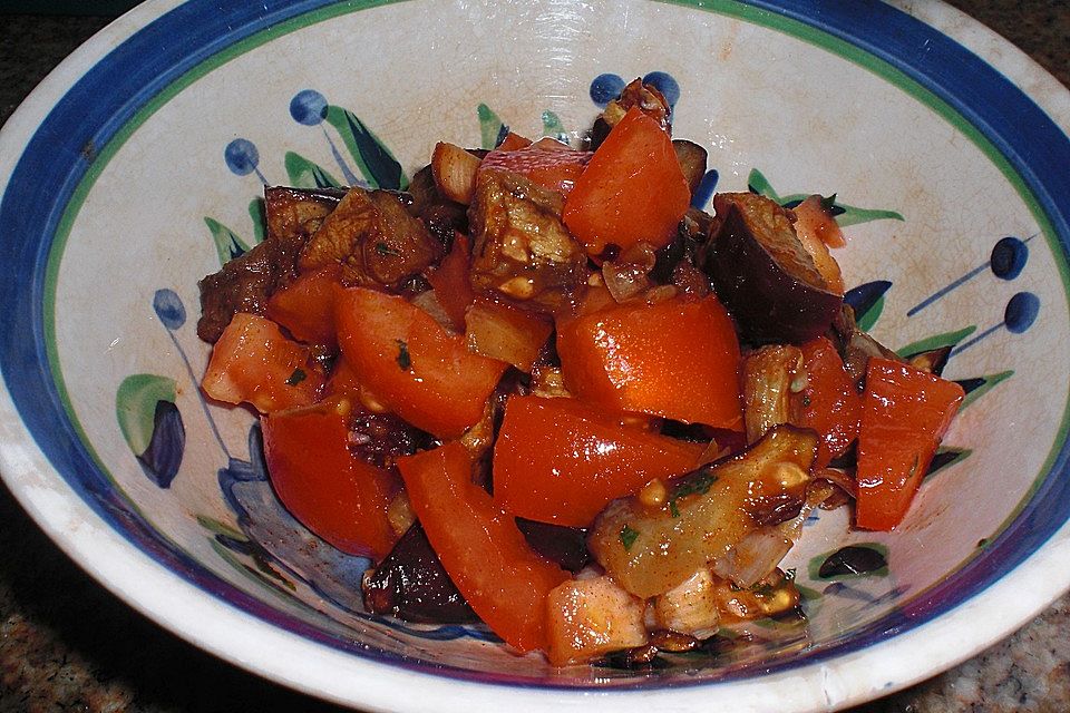 Scharfer Auberginensalat mit Tomaten