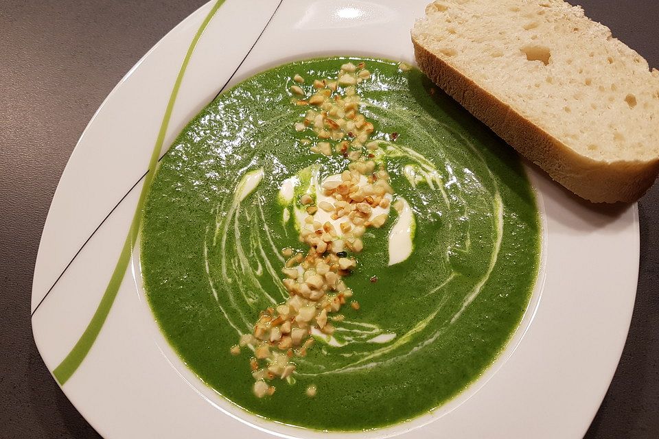 Spinatsuppe mit Gorgonzola und Mandelblättchen