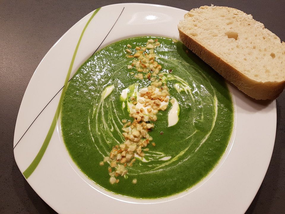 Spinatsuppe mit Gorgonzola und Mandelblättchen von Rike2| Chefkoch