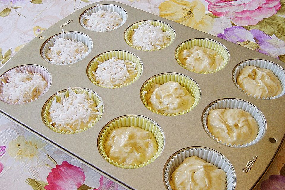 Bananen - Ananas - Muffins mit Kokosflocken