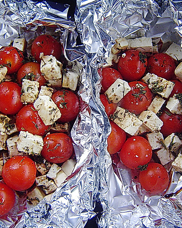 Tomaten - Käsepäckchen mit Grillkartoffeln