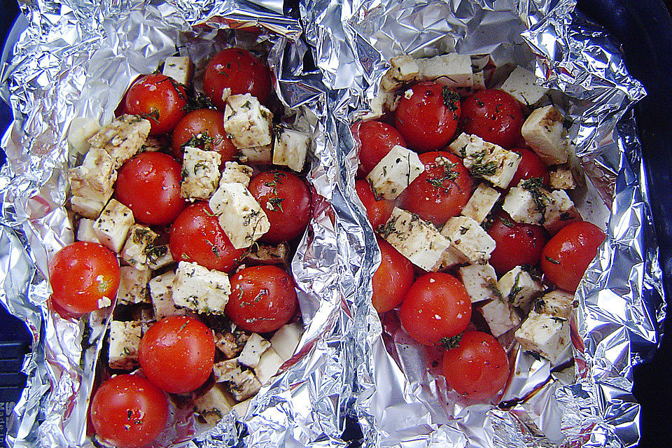 Tomaten - Käsepäckchen mit Grillkartoffeln