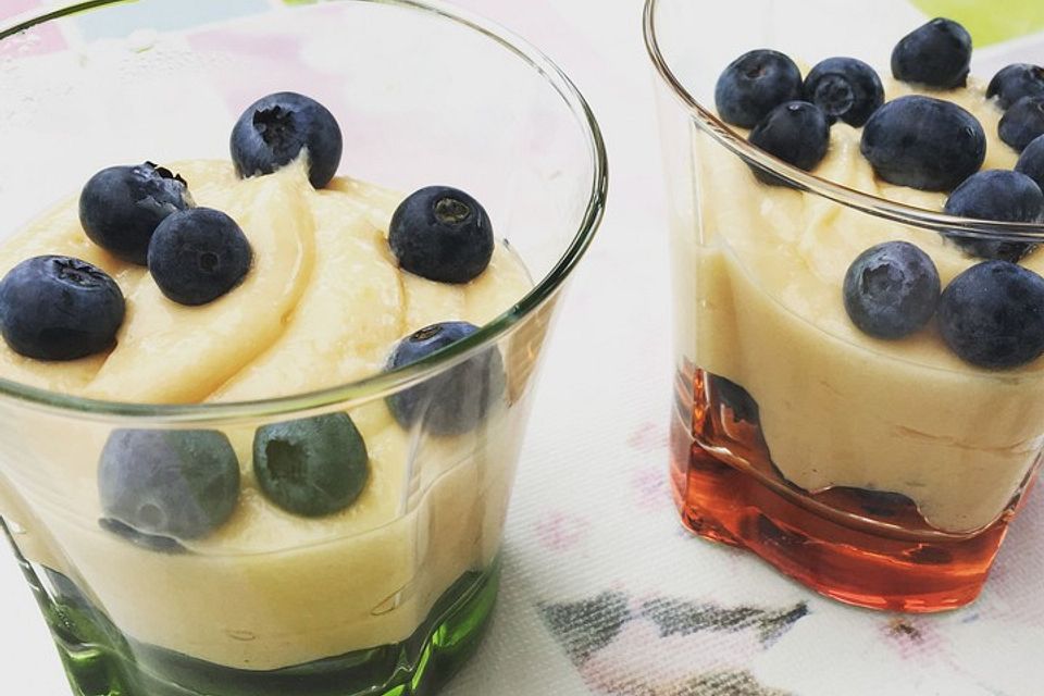 Schwedische Zimtcreme mit Blaubeeren