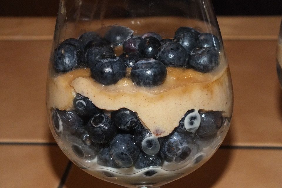 Schwedische Zimtcreme mit Blaubeeren