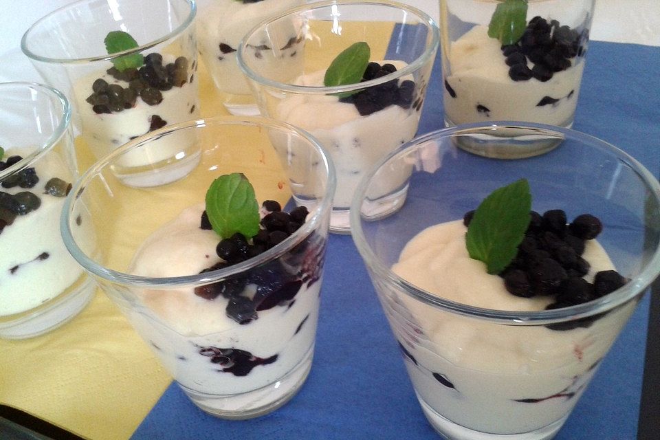 Schwedische Zimtcreme mit Blaubeeren