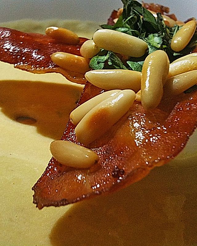 Pfiffige Maiscremesuppe mit Serrano-Chips, gerösteten Pinienkernen und Ziegenkäse