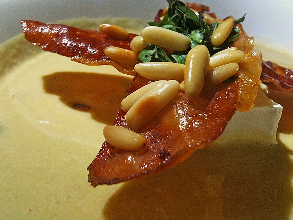 Pfiffige Maiscremesuppe mit Serrano-Chips, gerösteten Pinienkernen und ...