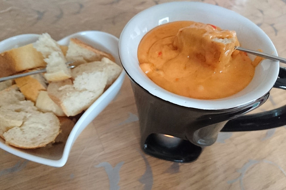 Käsefondue italienische Art mit Tomaten und Paprikaschote