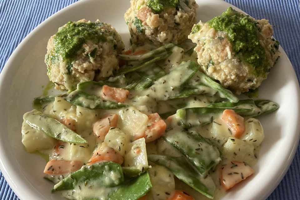 Wildkräuter - Semmelknödel a la Kräuterjule mit Putengeschnetzeltem