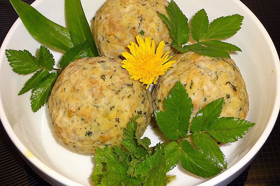 Wildkräuter - Semmelknödel a la Kräuterjule mit Putengeschnetzeltem