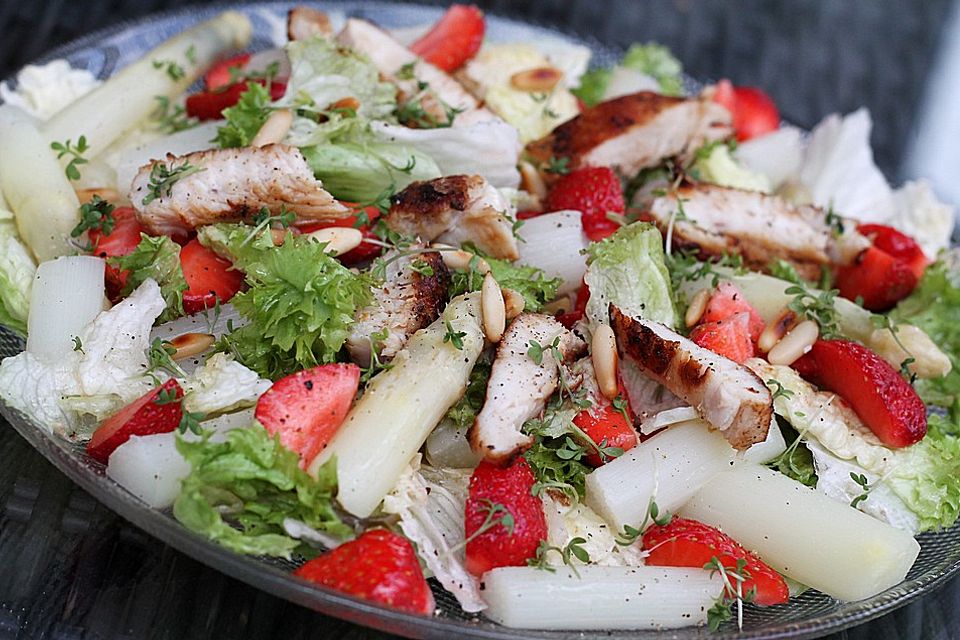 Spargel - Erdbeer - Salat mit Hähnchenbrustfilet