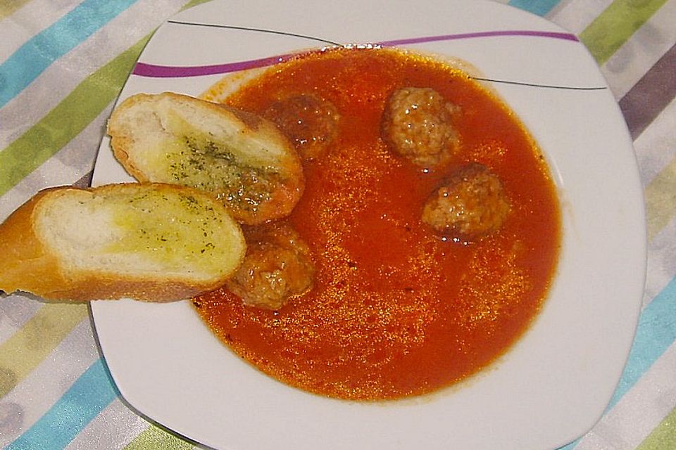 Tomaten - Paprika - Suppe mit Hackfleischbällchen