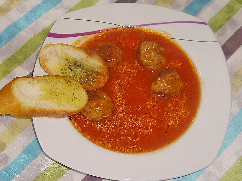 Tomaten - Paprika - Suppe mit Hackfleischbällchen von Maitre-de-la ...