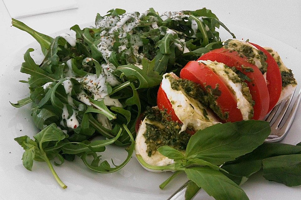 Tomaten-Mozzarella mit Pesto und Rucola